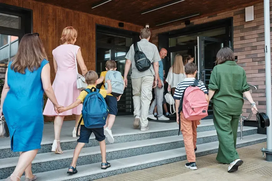 Eltern und Kinder auf dem Weg zur Schule, Kindergeld-Auszahlungstermine
